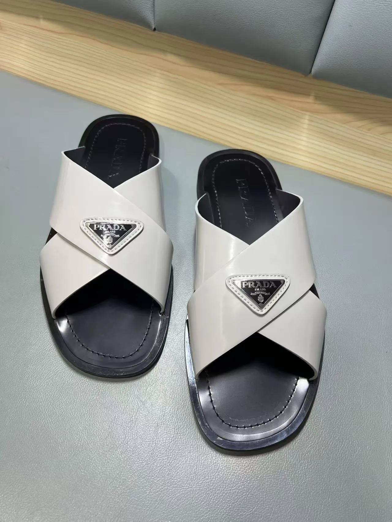 340💰PRADA Prada’s latest slippers are synchronized with the official website. This slipper is made of the brand’s unique and iconic Saffiano leather. The brand logo jumps out from the double straps, and the brand style is clearly visible. Cowhide gives men elegant charm and functional design, making it an ideal choice for vacation and leisure. Size:38-45